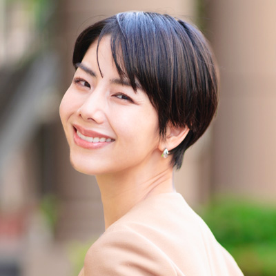 ショートヘアの女性の写真