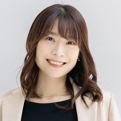 パーマスタイルの女性の写真