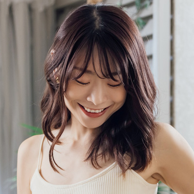 ナチュラルなヘアカラーの女性の写真