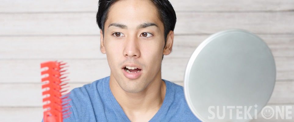 抜け毛を気にする男性の写真