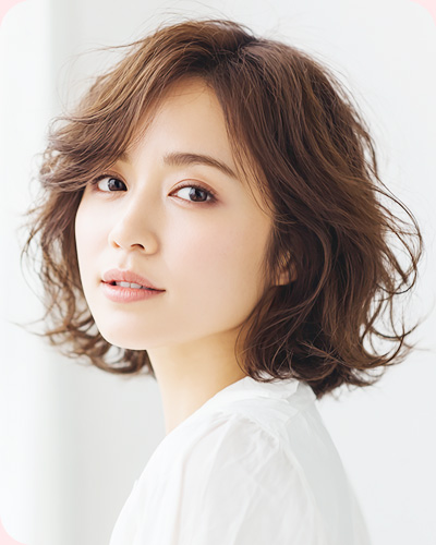 パーマスタイルの女性の写真